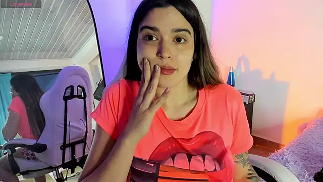 MiaVillalobos online show from May 3, 8:31 am
