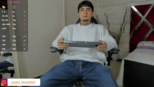 Snapshot of JamesDeker chatting on September 30, 7:52 pm JamesDeker online show from September 30, 7:52 pm