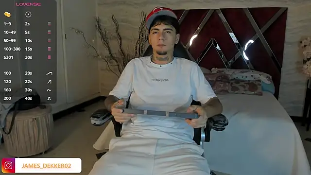 Snapshot of JamesDeker chatting on October 1, 7:31 pm JamesDeker online show from October 1, 7:31 pm