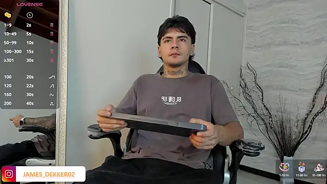 Snapshot of JamesDeker chatting on October 15, 8:09 pm JamesDeker online show from October 15, 8:09 pm