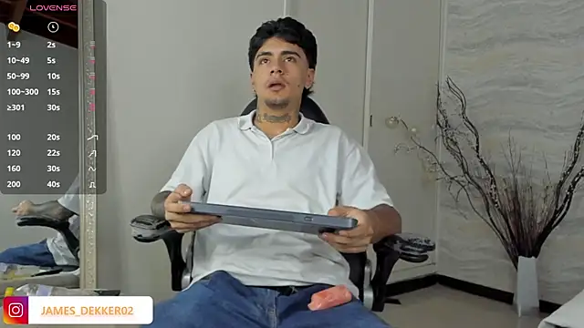 Snapshot of JamesDeker chatting on October 21, 8:20 pm JamesDeker online show from October 21, 8:20 pm