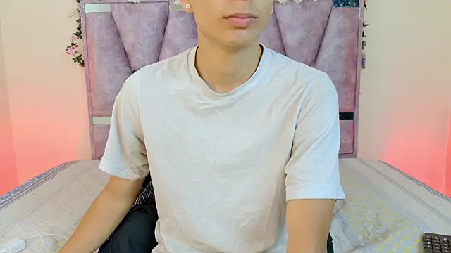 Snapshot of lana_and_liam_ chatting on October 31, 10:27 am lana and liam online show from October 31, 10:27 am