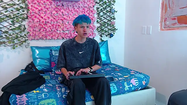 Snapshot of iam_lukas__ chatting on September 9, 3:17 am iam lukas online show from September 9, 3:17 am