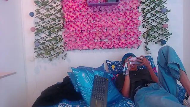 Snapshot of iam_lukas__ chatting on September 13, 4:12 am iam lukas online show from September 13, 4:12 am