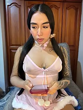 Snapshot of KaditaNavarro chatting on June 15, 10:23 pm KaditaNavarro online show from June 15, 10:23 pm