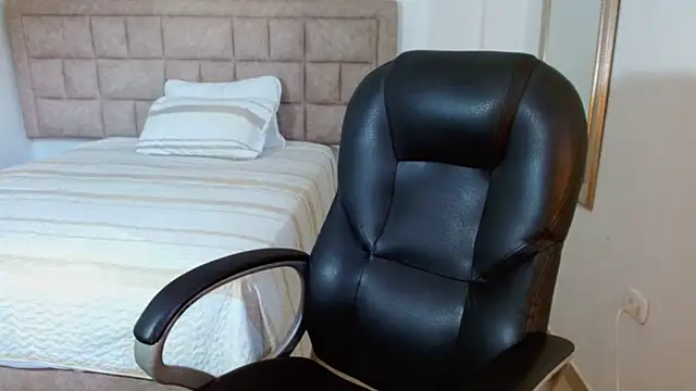 Snapshot of lilithfox05 chatting on October 5, 10:18 pm lilithfox05 online show from October 5, 10:18 pm