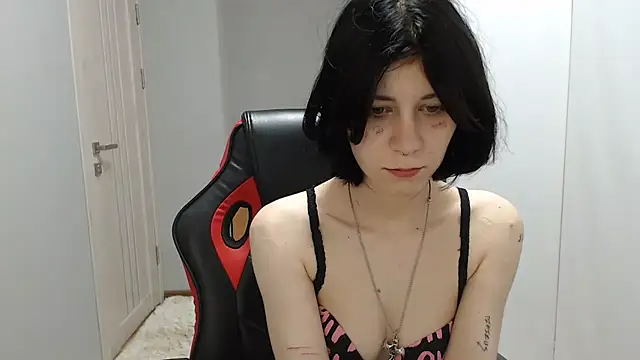 Snapshot of TinaQuiin chatting on September 16, 8:04 am TinaQuiin online show from September 16, 8:04 am