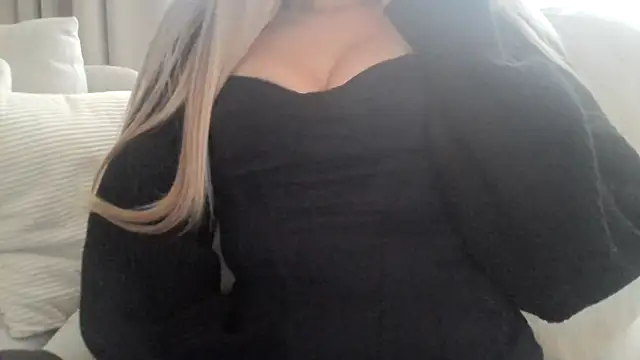 Snapshot of izabellaxoxo chatting on November 20, 2:39 pm izabellaxoxo online show from November 20, 2:39 pm