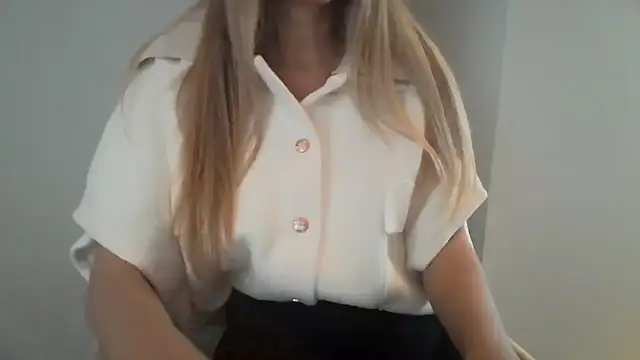 Snapshot of izabellaxoxo chatting on December 17, 11:05 am izabellaxoxo online show from December 17, 11:05 am