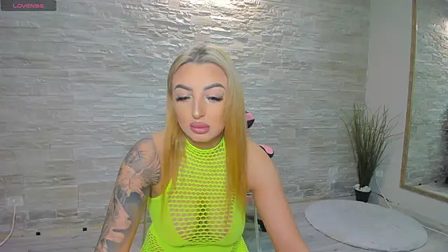 Snapshot of Lexi_Blazee chatting on October 14, 4:24 am Lexi Blazee online show from October 14, 4:24 am