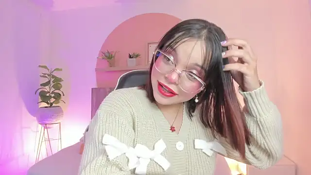 Snapshot of Clara_Luu chatting on May 10, 3:33 am Clara Luu online show from May 10, 3:33 am