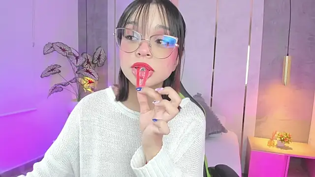 Snapshot of Clara_Luu chatting on May 22, 3:35 am Clara Luu online show from May 22, 3:35 am