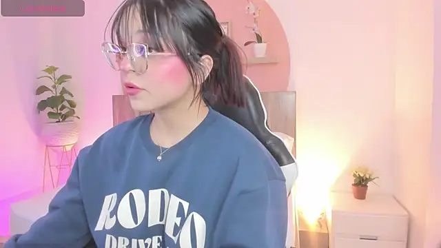Snapshot of Clara_Luu chatting on May 23, 2:50 am Clara Luu online show from May 23, 2:50 am