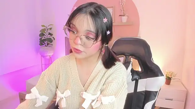 Snapshot of Clara_Luu chatting on June 7, 3:32 am Clara Luu online show from June 7, 3:32 am