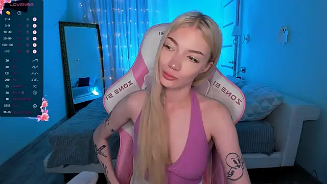 Snapshot of AnyaTaylor_ chatting on November 11, 2:44 am AnyaTaylor online show from November 11, 2:44 am