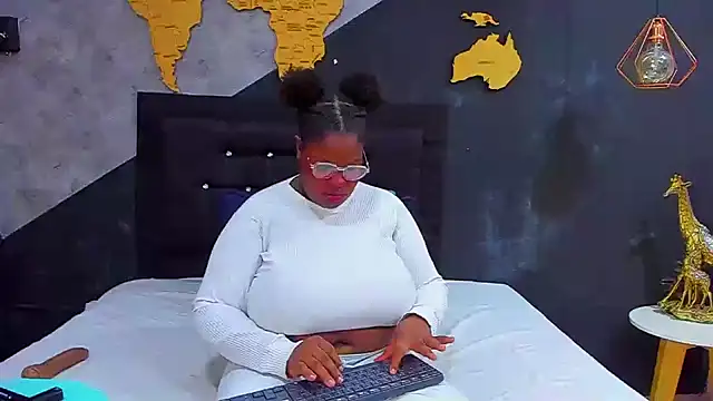 Snapshot of Maiam__Rossi chatting on October 18, 12:39 pm Maiam Rossi online show from October 18, 12:39 pm