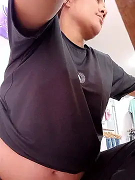 Snapshot of burbuja02 chatting on January 10, 2:30 pm burbuja02 online show from January 10, 2:30 pm