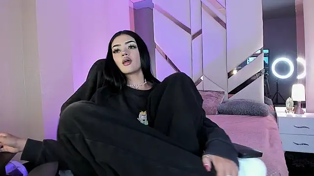 EmmaStonns online show from March 3, 12:11 pm