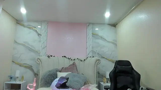 EmmaStonns online show from April 30, 12:44 pm