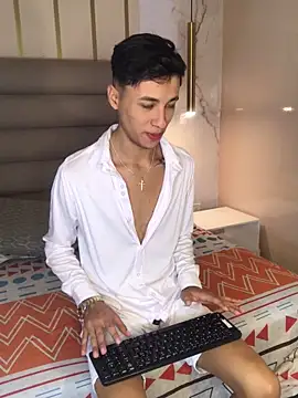 Snapshot of AmadeoDesanti chatting on September 13, 11:43 am AmadeoDesanti online show from September 13, 11:43 am