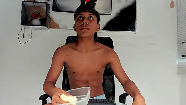 tyler twink boy online show from November 28, 12:41 pm