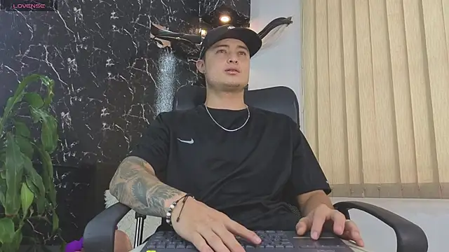 Snapshot of Alexander_ferre chatting on May 8, 12:21 pm Alexander ferre online show from May 8, 12:21 pm
