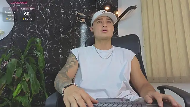 Snapshot of Alexander_ferre chatting on May 13, 12:35 pm Alexander ferre online show from May 13, 12:35 pm