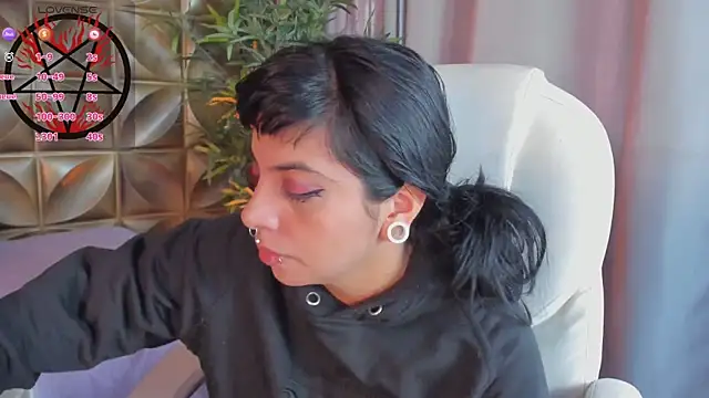 Snapshot of emily-santoss chatting on October 10, 1:32 pm emily-santoss online show from October 10, 1:32 pm