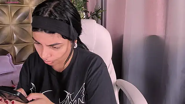 Snapshot of emily-santoss chatting on October 20, 6:08 pm emily-santoss online show from October 20, 6:08 pm