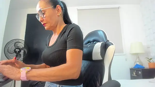 yulitza1025 online show from March 9, 12:20 pm