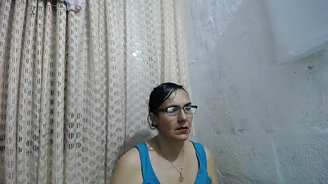 Snapshot of gabbyparker_ chatting on November 15, 10:01 am gabbyparker online show from November 15, 10:01 am