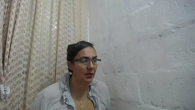 gabbyparker  online show from April 5, 10:01 am