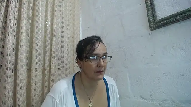 Snapshot of gabbyparker_ chatting on June 12, 9:52 am gabbyparker online show from June 12, 9:52 am