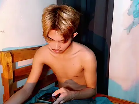 Snapshot of addicted_to_alex chatting on November 18, 4:44 pm addicted to alex online show from November 18, 4:44 pm