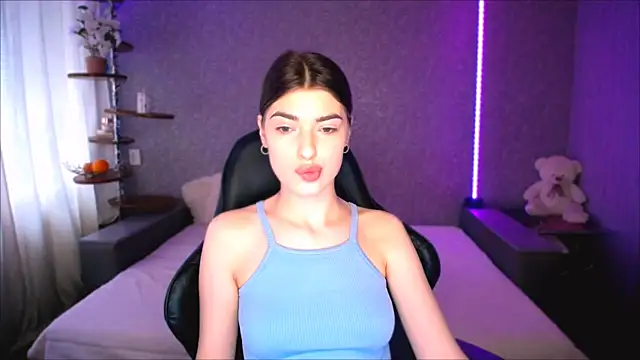 Snapshot of Dianaa_Lee0 chatting on May 18, 1:06 pm Dianaa Lee0 online show from May 18, 1:06 pm