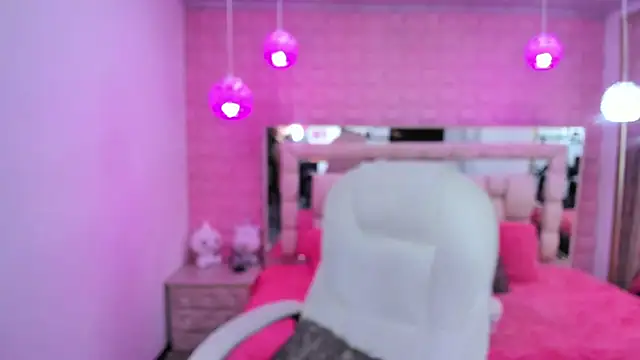 Snapshot of _laaura_ chatting on July 18, 1:04 pm laaura online show from July 18, 1:04 pm