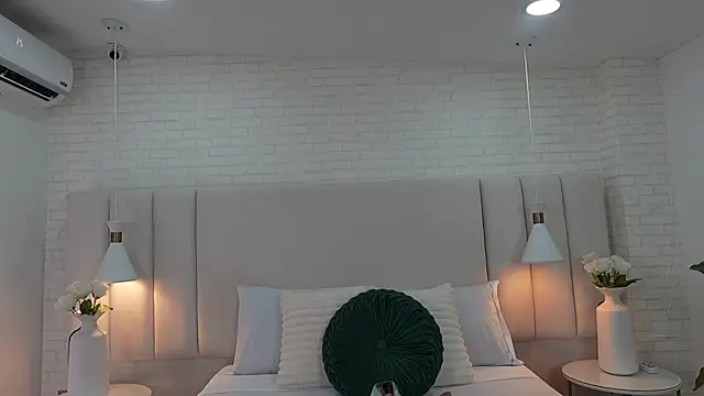 Snapshot of Lexxi_gb chatting on June 23, 7:23 pm Lexxi gb online show from June 23, 7:23 pm