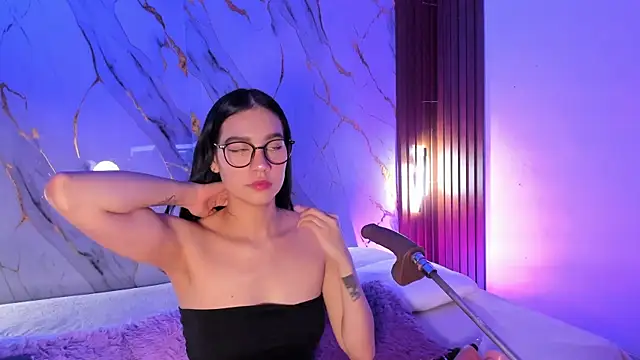 Emmiicute online show from July 25, 2:25 pm