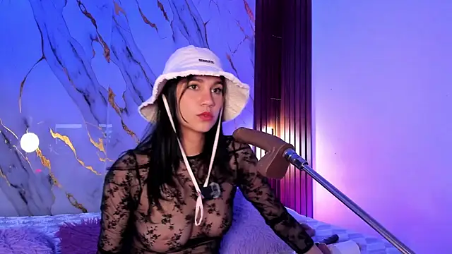 Emmiicute online show from August 1, 8:41 pm