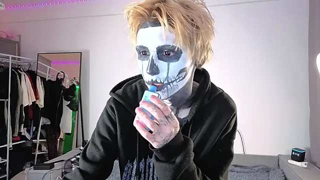 Snapshot of Your_avatar chatting on October 31, 10:44 pm Your avatar online show from October 31, 10:44 pm