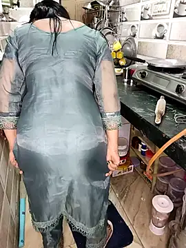 Snapshot of PRIYA_22 chatting on November 16, 6:13 pm PRIYA 22 online show from November 16, 6:13 pm