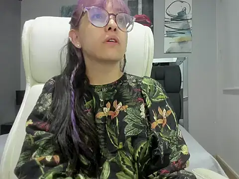 Snapshot of dalila_macherano1 chatting on September 9, 11:43 am dalila macherano1 online show from September 9, 11:43 am