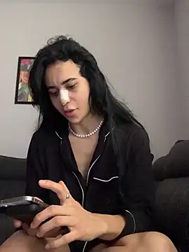 itsyourgirltee online show from December 5, 11:52 am