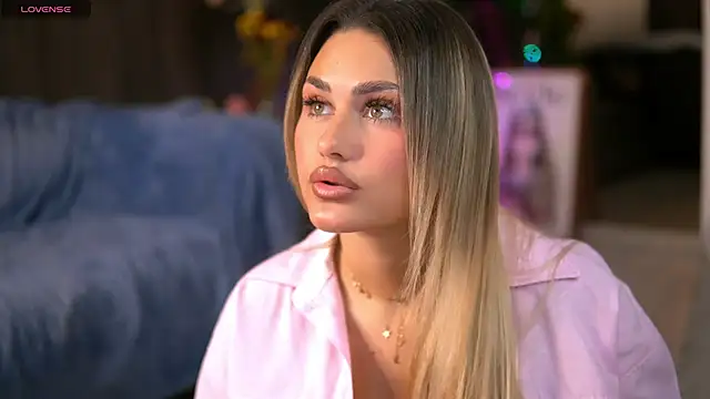 Snapshot of KayaAzur chatting on November 6, 5:30 am KayaAzur online show from November 6, 5:30 am