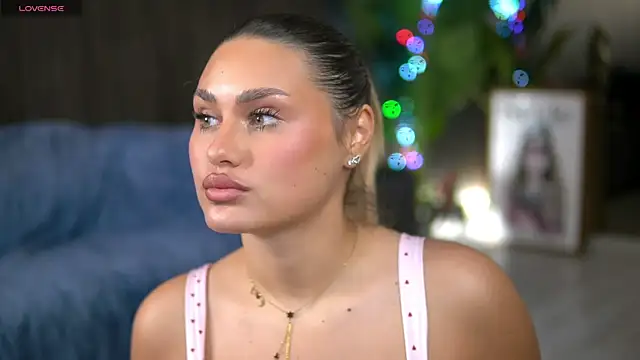 Snapshot of KayaAzur chatting on November 10, 5:50 am KayaAzur online show from November 10, 5:50 am