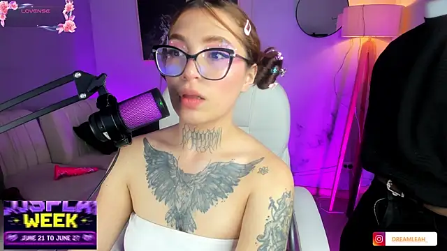 dreamleah  online show from June 12, 9:46 pm