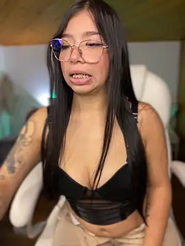 Snapshot of Maddy_Piink chatting on November 18, 8:24 pm Maddy Piink online show from November 18, 8:24 pm