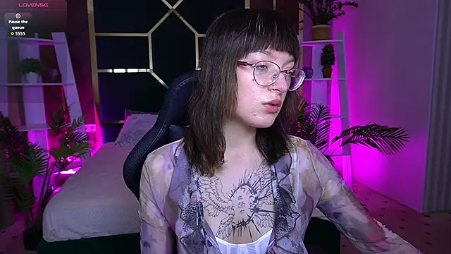 Snapshot of Pixie_Peachh chatting on November 1, 2:08 pm Pixie Peachh online show from November 1, 2:08 pm