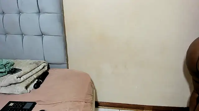 Snapshot of curveAss222 chatting on September 20, 12:11 am curveAss222 online show from September 20, 12:11 am