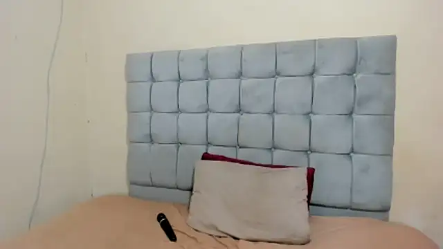 Snapshot of curveAss222 chatting on October 18, 5:35 pm curveAss222 online show from October 18, 5:35 pm